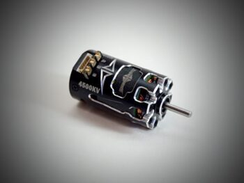 De foto toont een zwarte motor met zilverkleurige accenten en een zilveren as. De motor heeft het opschrift '4500KV' en het merk 'Team Powers'.