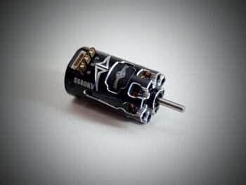 De foto toont een zwarte motor met zilverkleurige accenten en een uitstekende as. Op de motor staat '5500KV' en een logo.