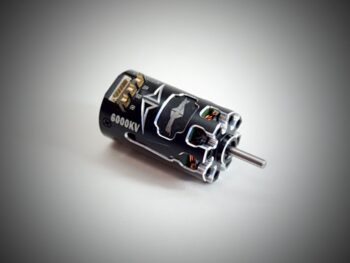 De foto toont een zwarte brushless motor met zilverkleurige accenten. De motor heeft een cilindrische vorm en is voorzien van een as.