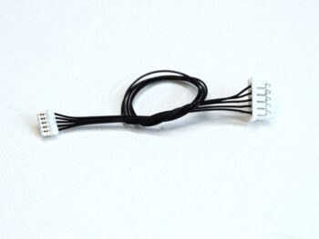 De foto toont een zwarte kabel met witte connectoren aan beide uiteinden. De kabel is opgerold en ligt op een witte achtergrond.