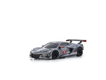 Das Foto zeigt ein graues Modellauto, einen Chevrolet Corvette C8R. Das Auto hat schwarze Räder und rote Akzente am Heckflügel.