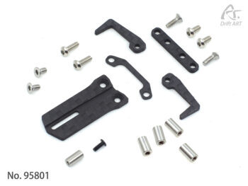 De foto toont een set onderdelen voor een modelauto, waaronder zwarte carbonfiber platen, schroeven en metalen afstandhouders. De onderdelen zijn in verschillende vormen en maten.
