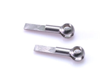 De foto toont twee zilverkleurige metalen onderdelen met een rechthoekig uiteinde en een kogelgewricht. De onderdelen lijken op stuurstangen of verbindingsstukken.