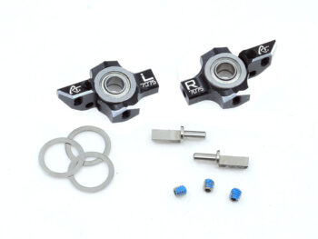 De foto toont een set zwarte aluminium onderdelen voor een RC auto, waaronder stuurknokkels, lagers en schroeven. Er zijn ook zilverkleurige ringen en kleine metalen pinnen zichtbaar.