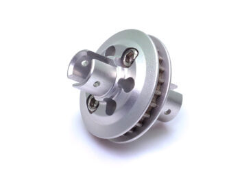 De foto toont een zilverkleurig metalen onderdeel met een tandwielstructuur en schroeven. Het lijkt een onderdeel te zijn voor een modelauto.