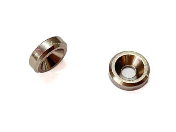 De foto toont twee metalen ringen met een conische binnenkant. De ringen hebben een zilverachtige kleur en lijken van metaal te zijn gemaakt.