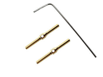 De foto toont twee gouden turnbuckles en een zilverkleurige inbussleutel. De turnbuckles zijn van metaal en hebben schroefdraad.