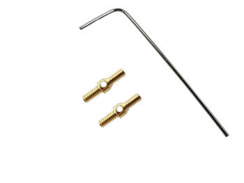De foto toont twee gouden turnbuckles en een zilverkleurige inbussleutel. De turnbuckles zijn van metaal en hebben schroefdraad.