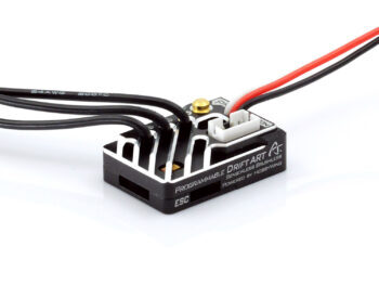 De foto toont een zwarte elektronische snelheidsregelaar (ESC) met koelribben. Er zijn draden en connectoren zichtbaar, en de tekst 'DRIFT ART' en 'HOBBYWING' zijn prominent aanwezig.
