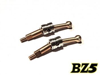 De afbeelding toont twee metalen onderdelen voor een RC-auto, waarschijnlijk aandrijfassen. Ze hebben een gouden/messing kleurige as met een zilverkleurige behuizing en schroefdraad aan het uiteinde.