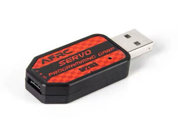 De productafbeelding toont een zwart apparaat met een rode bovenkant en een USB-aansluiting. Op de rode bovenkant staat tekst en een logo.
