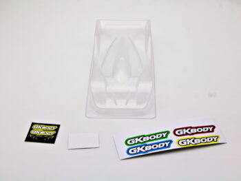 De foto toont een transparante lexan body voor een modelauto, samen met stickers. De body heeft een gestroomlijnde vorm.