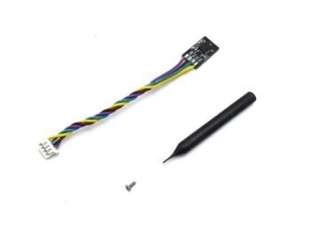 De foto toont een zwarte elektronische component met een kabel met meerdere kleuren en een zwart gereedschap. Er ligt ook een kleine schroef op de foto.
