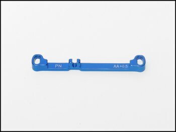 Op de foto is een blauwe metalen stuurstang te zien. Het product heeft een rechthoekige vorm met gaten aan de uiteinden en de letters 'PN' en 'AA+0.5' erop.