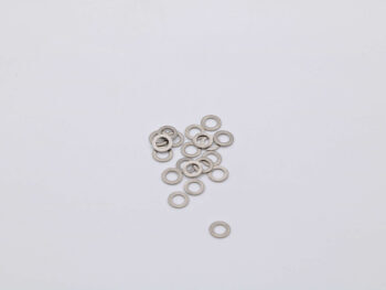 De foto toont een verzameling zilverkleurige ringen. De ringen lijken van metaal te zijn gemaakt.