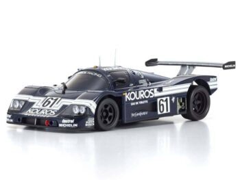 De afbeelding toont een donkerblauwe raceauto met witte accenten en sponsorlogo's. Het is een modelauto met een aerodynamische vorm en een grote achterspoiler.