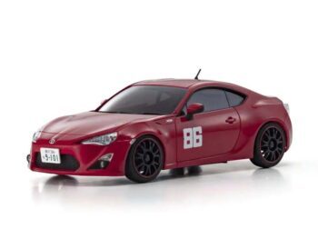 De foto toont een rode modelauto, een Toyota 86. De auto heeft zwarte velgen en het nummer '86' op de zijkant.