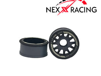 De afbeelding toont twee velgen voor een RC-auto. Eén velg is donkergrijs met een open spaken ontwerp en tekst erop. De andere is een donkergrijze ring.