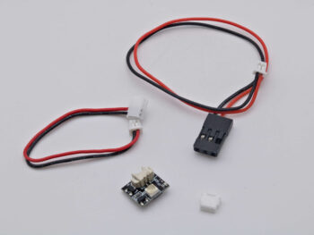 De afbeelding toont een kleine elektronische printplaat met draden en connectoren. De printplaat is zwart met zilverkleurige componenten en de draden zijn zwart en rood.