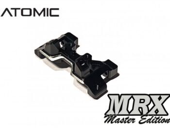 De foto toont een zwart metalen onderdeel met een complexe vorm, vermoedelijk voor een auto. Het onderdeel heeft zilverkleurige accenten en is gemarkeerd met 'Atomic' en 'MRX Master Edition'.