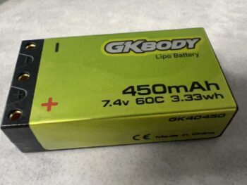De afbeelding toont een felgroene LiPo batterij met zwarte aansluitingen. Op de batterij staan specificaties zoals 'GKBODY', 'Lipo Battery', '450mAh', '7.4V 60C 3.33wh' en 'GK40450'.
