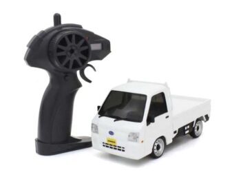 De foto toont een witte modelauto met een zwarte afstandsbediening. De auto is een pick-up truck.