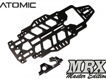De foto toont een zwart aluminium chassis en motor mount voor een modelauto. De onderdelen zijn van het merk Atomic en MRX Master Edition.