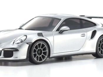 De foto toont een zilverkleurige Porsche 911 GT3 RS modelauto. De auto heeft een spoiler en zwarte velgen.
