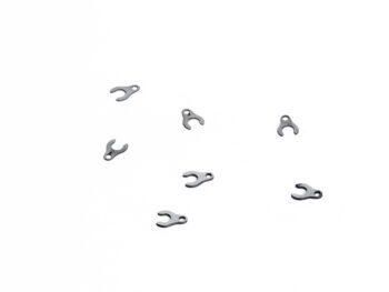 De afbeelding toont meerdere kleine, metalen onderdelen met een gebogen, vorkachtige vorm. Ze lijken gemaakt te zijn van roestvrij staal en hebben een zilverkleurige afwerking.
