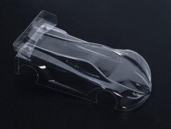 Das Foto zeigt eine durchsichtige Lexan-Karosserie für ein RC-Auto mit einem Spoiler am Heck. Es handelt sich um ein klares, unbearbeitetes Teil.