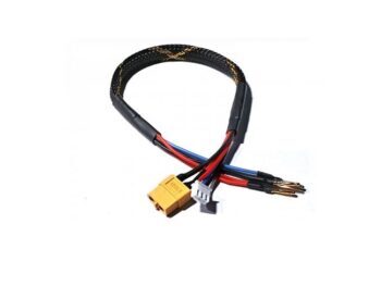 De afbeelding toont een oplaadkabel met een zwarte en gele gevlochten mantel. De kabel heeft een gele XT60-connector aan één uiteinde en meerdere draden met gouden connectoren aan het andere uiteinde.