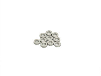 De foto toont een groep metalen ringen. De ringen zijn grijs van kleur en hebben een gat in het midden.