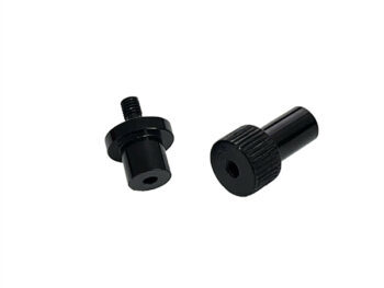 De foto toont twee zwarte metalen adapters. De adapters hebben verschillende vormen, maar beide hebben een schroefdraad en een gat.