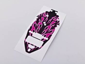 De foto toont een sticker met een zwart basisontwerp en roze vlammen. De sticker is uitgesneden in een vorm die past op een chassis.