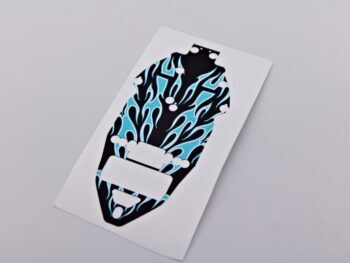 De afbeelding toont een sticker met een vlammenpatroon in de kleuren zwart en lichtblauw. De sticker heeft uitsparingen voor montage op een chassis.