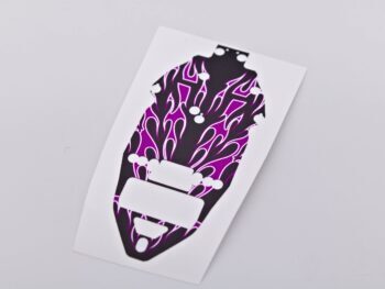 写真は、黒を基調としたデザインに紫の炎が描かれたステッカーを示しています。ステッカーは、シャーシプロテクターに似た形状に切り抜かれています。