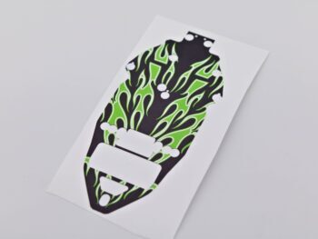 写真は、緑色の炎が描かれた黒いステッカーを示しています。このステッカーは不規則な形状をしており、シャーシに貼り付けることを目的としています。