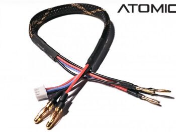De foto toont een zwarte kabel met gouden accenten, rode en blauwe draden en gouden connectoren. De kabel heeft een zwarte omhulsel en eindigt in een witte connector en gouden stekkers.