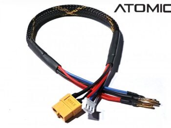 De foto toont een zwarte kabel met gouden accenten, met aan de uiteinden stekkers en connectoren. De kabel heeft verschillende gekleurde draden en een gele XT60 connector.