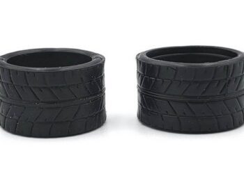 De foto toont twee zwarte banden met een profiel. De banden zijn gemaakt van rubber en hebben een ronde vorm.
