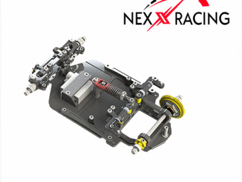 De foto toont een zwart chassis met zilveren en gele accenten. Het is een modelauto met verschillende onderdelen zoals veren en tandwielen.