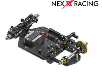 De foto toont een zwart chassis van een modelauto met diverse componenten. Opvallend zijn de gele en rode accenten.