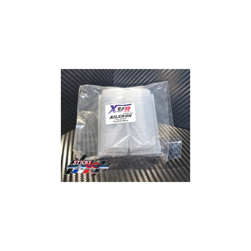 RC-AILERON-X2-LEXAN-0.5-0.75 De afbeelding toont een verpakking met twee lichtgrijze, doorzichtige ailerons. Op de verpakking staat de tekst 'XVR AILERON' en de diktes '0.5 & 0.75mm'.