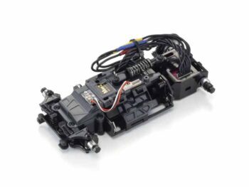 De afbeelding toont een zwart RC-chassis met diverse bedrading en mechanische onderdelen. Het product is compact en lijkt te zijn gemaakt van kunststof en metaal.