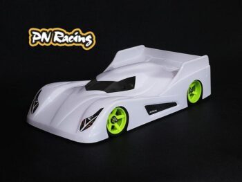 Das Foto zeigt eine weiße, unlackierte Karosserie für ein Modellauto. Die Karosserie hat ein aerodynamisches Design und ist aus Lexan gefertigt.