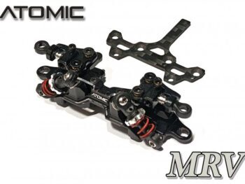 De foto toont een zwarte double wishbone suspension kit met rode veren en een carbon fiber plaat. De onderdelen zijn van metaal en carbon fiber.