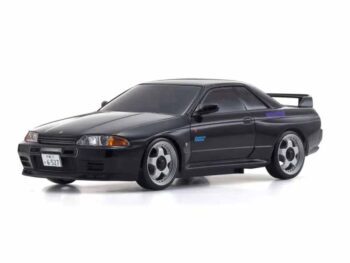 La foto mostra un modellino di auto nero, una Nissan Skyline R32. L'auto ha cerchi color argento e uno spoiler.