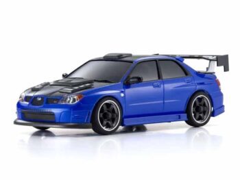 La foto mostra un modellino di auto blu con dettagli neri, come il cofano e lo spoiler. Si tratta di una Subaru Impreza WRX con un kit aerodinamico.