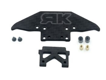 De afbeelding toont een zwarte carbon fiber voorbumper en body mount set. Er zijn ook enkele schroeven en messing kolommen zichtbaar.
