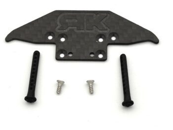 De afbeelding toont een zwarte carbon fiber voorbumper met een 'RK' logo erop. Er worden ook twee zwarte plastic kolommen en twee schroeven meegeleverd.